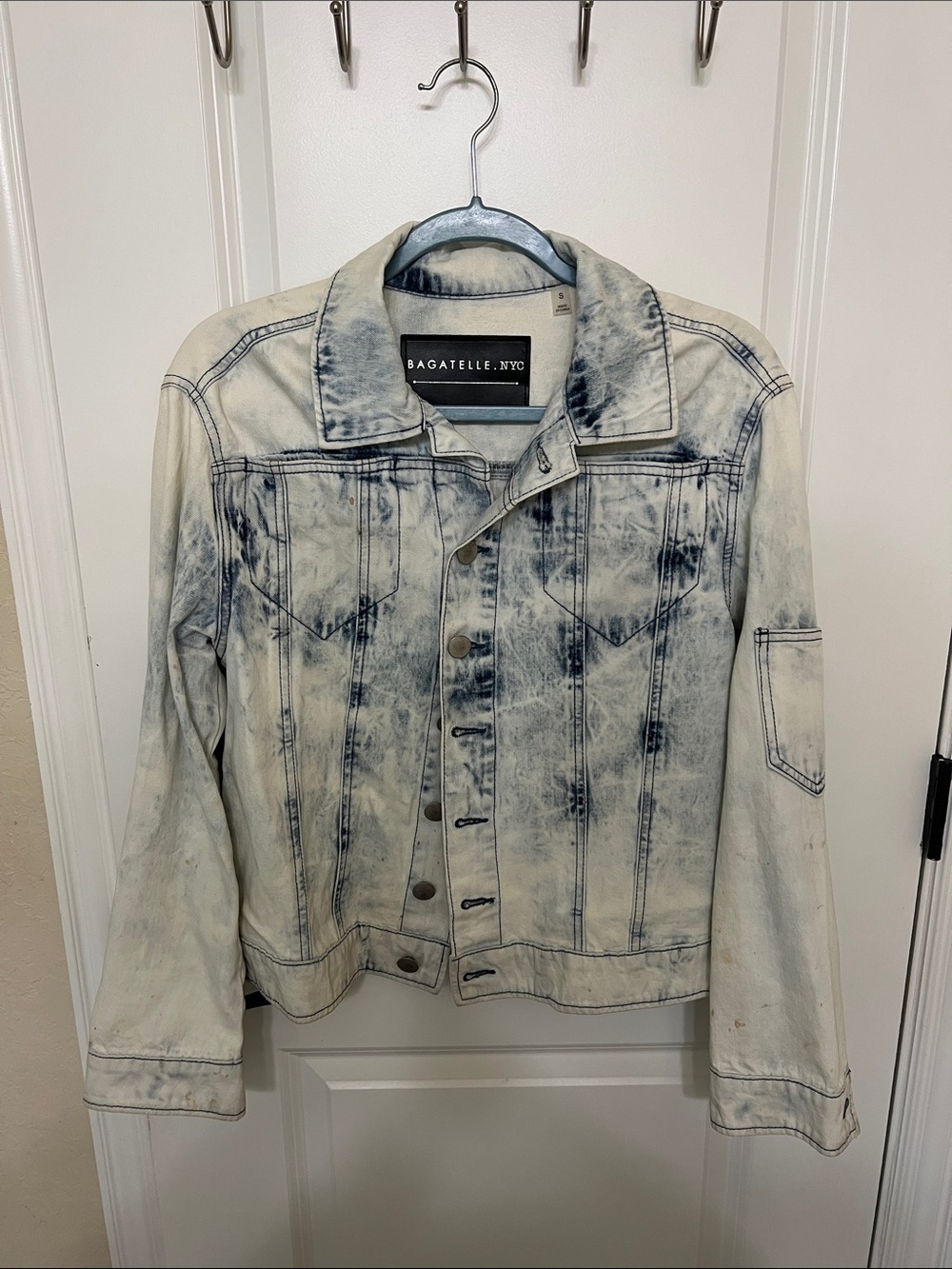 bagatelle Two-Tone Acid Wash Denim Jacket in Off-White and Navy Blue